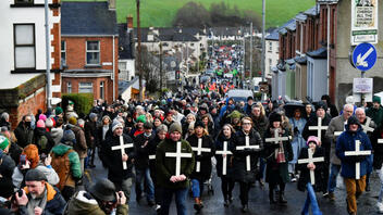 «Ματωμένη Κυριακή»: Τίμησαν τους νεκρούς τους στη Βόρεια Ιρλανδία 50 χρόνια μετά