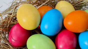 Αυγά: Πως δεν θα σπάσουν στο βράσιμο και πως τα βάφουμε με φυσικό τρόπο