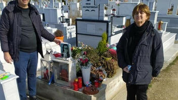 «Ραγίζουν καρδιές» οι γονείς της Ελένης Τοπαλούδη: Της πήγαν τούρτα γενεθλίων στον τάφο της
