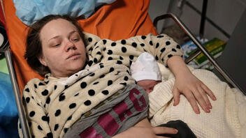 Αγκαλιά με το μωρό της η έγκυος που κατηγορήθηκε ότι είναι ηθοποιός