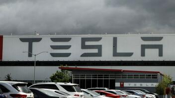 Tesla: «Βουτιά» για τη μετοχή της μετά το deal Μασκ – Twitter