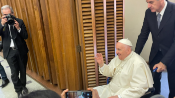 Ο Πάπας Φραγκίσκος εμφανίστηκε σε αναπηρικό αμαξίδιο