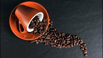 Πόσο ακριβά θα πίνουμε τον καφέ μας; Πιέσεις στις τιμές από ενέργεια και πρώτες ύλες