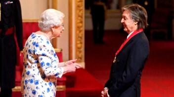 Ο Πολ ΜακΚάρτνεϊ θυμάται την πρώτη του συνάντηση με τη βασίλισσα Ελισάβετ