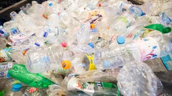 Η ανακύκλωση του πλαστικού παραμένει ένας «μύθος», προειδοποιεί η Greenpeace