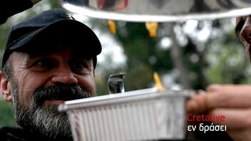 Ο Κωνσταντίνος Πολυχρονόπουλος μαγειρεύει στους δρόμους για να γίνουμε όλοι μία παρέα