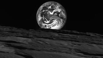 Εντυπωσιακή φωτογραφία της Γης όπως φαίνεται από τη Σελήνη