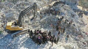 Συρία: Εθελοντές κάνουν τις ταφές σε ομαδικούς τάφους 