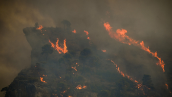 Ζάκυνθος: Μαίνεται η πυρκαγιά - Ενισχύονται οι δυνάμεις πυρόσβεσης