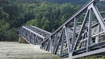 Νορβηγία: Σιδηροδρομική γέφυρα κατέρρευσε λόγω των πλημμυρών