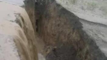 Απόκοσμες εικόνες: Η κατακλυσμιαία βροχή έκοψε τη γη στα δύο στο Κιλελέρ