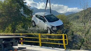  Λαμία: Αυτοκίνητο έπεσε από τη γέφυρα - Είχαν άγιο οι επιβάτες του