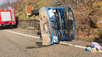  Ανατροπή αυτοκινήτου στην εθνική οδό Λαμίας - Καρπενησίου - Από θαύμα σώθηκε η οδηγός