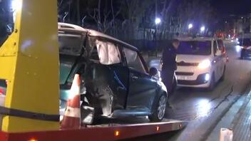 Τροχαίο στη Λ. Μεσογείων τα ξημερώματα - Αυτοκίνητο έκανε τετακέ στο δρόμο και χτύπησε σε κολόνα