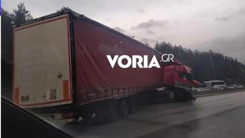 Θεσσαλονίκη: Νταλίκα δίπλωσε στο Δερβένι - Ζημιές σε τρία οχήματα 