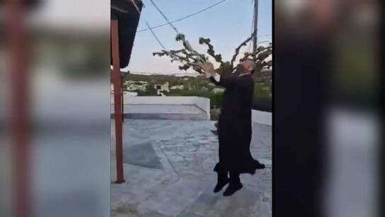 Viral ο κρητικός ιερέας που χτυπά την καμπάνα... χορεύοντας - Δείτε βίντεο