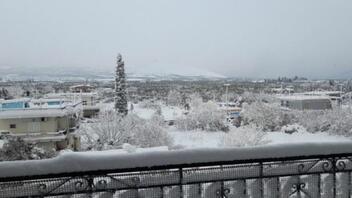 Μάχη με το χιονιά στην εθνική οδό- Χωρίς ρεύμα Αταλάντη και Λοκρίδα