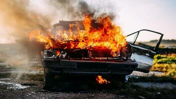 Μποτιλιάρισμα λόγω φωτιάς σε φορτηγάκι