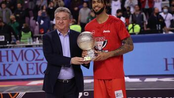 Τον MVP του τελικού του κυπέλλου Ελλάδας στο μπάσκετ βράβευσε ο Περιφερειάρχης Κρήτης