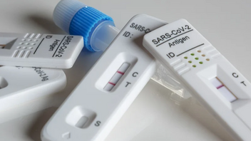 Υποχρεωτικά από τη Δευτέρα τα rapid test για τους μη πλήρως εμβολιασμένους