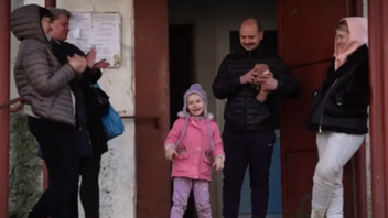 Ουκρανία: Τα συγκινητικά γενέθλια της 5χρονης Νταϊάνα σε καταφύγιο