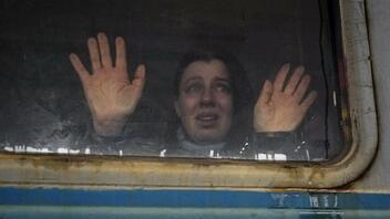 Η ώρα του αποχωρισμού στους σταθμούς των τραίνων στην Ουκρανία 
