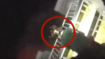 Αστυνομικός σκαρφάλωσε σε μπαλκόνια, για να απεγκλωβίσει μωρό από φλεγόμενο κτίριο