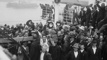Οι πρώτοι Έλληνες μετανάστες φτάνουν στη "Γη της επαγγελίας"