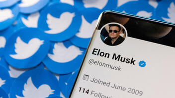 Ο Έλον Μασκ «παγώνει» προσωρινά την συμφωνία για την εξαγορά του Twitter
