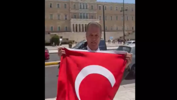 Απίστευτη πρόκληση τούρκου βουλευτή: Άνοιξε την τουρκική σημαία έξω από τη Βουλή!