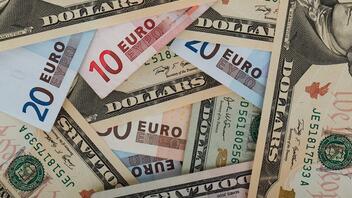 Υποχώρησε το ευρώ, έπεσε κάτω από το δολάριο για πρώτη φορά μετά από 20 χρόνια