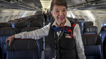 Η 86χρονη Bette Nash έγινε η μακροβιότερη αεροσυνοδός στον κόσμο