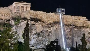 Λ. Μενδώνη: Ο φωτισμός του ανελκυστήρα της Ακρόπολης έγινε για λόγους συντήρησής του 