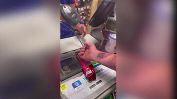 Έκανε τατουάζ τον κωδικό της κάρτας του σούπερ μάρκετ επειδή την ξεχνούσε!