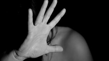  Φρίκη στον Τύρναβο: Βίαζαν την 22χρονη και την κατέγραφαν στο κινητό 