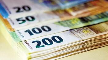 Σε νέο χαμηλό 20 ετών κατρακυλά το ευρώ