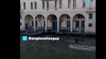 Πρόστιμα σε τουρίστες που σέρφαραν στο Μεγάλο Κανάλι της Βενετίας 