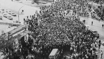 Η κηδεία του Σεφέρη που έγινε μια από τις μεγαλύτερες διαδηλώσεις κατά της Χούντας