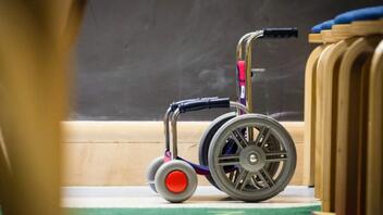 Στη Βουλή οι περικοπές στις θεραπείες παιδιών με αναπηρία