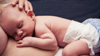 Η επαφή "δέρμα με δέρμα" και η "μέθοδος καγκουρό" βελτιώνουν τις πιθανότητες επιβίωσης των πρόωρων μωρών