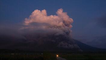Σε συναγερμό η Ινδονησία έπειτα από έκρηξη σε ηφαίστειο