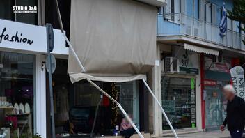 "Τα πήραν και τα σήκωσαν" οι θυελλώδεις νοτιάδες στο Ναύπλιο 
