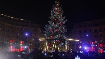 Άναψε το Χριστουγεννιάτικο δέντρο στην Αριστοτέλους
