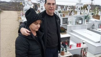  Συγκλονίζουν οι γονείς της Ελένης Τοπαλούδη – Πήγαν τούρτα γενεθλίων στον τάφο της
