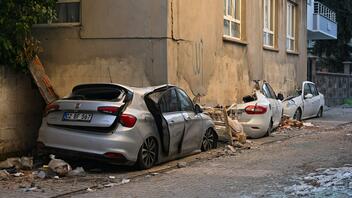 Τουρκία: Κτίριο ανασηκώθηκε από τον σεισμό και… προσγειώθηκε σε αυτοκίνητα