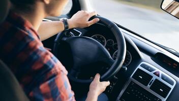 Οι 5 κακές συνήθειες στην οδήγηση που κοστίζουν...