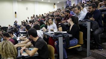 Ελληνικά Πανεπιστήμια: Μόνο ο ένας στους πέντε αποφοιτά στην ώρα του