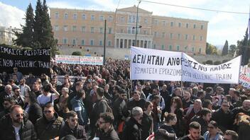Τέμπη: Πλήθος κόσμου στο συλλαλητήριο στο Σύνταγμα - Ένταση και μολότοφ 