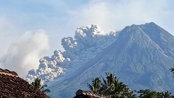 Η στιγμή που το ηφαίστειο Merapi εκρήγνυται και εκτοξεύει ένα γιγάντιο σύννεφο τέφρας στον ουρανό