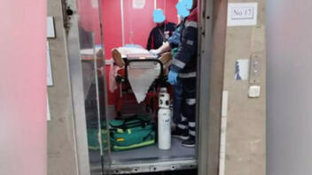Διασωληνωμένος ασθενής εγκλωβίστηκε στο ασανσέρ
